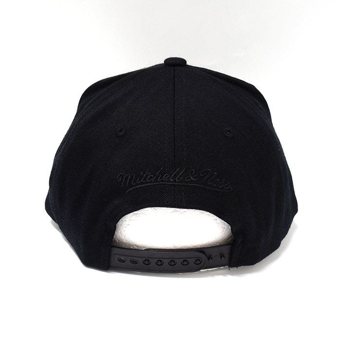 Mitchell & Ness - Mitchell & Ness Milwaukee Bucks NBA Blk+Wht Tm Logo Redline Black OSFM MNMB20106