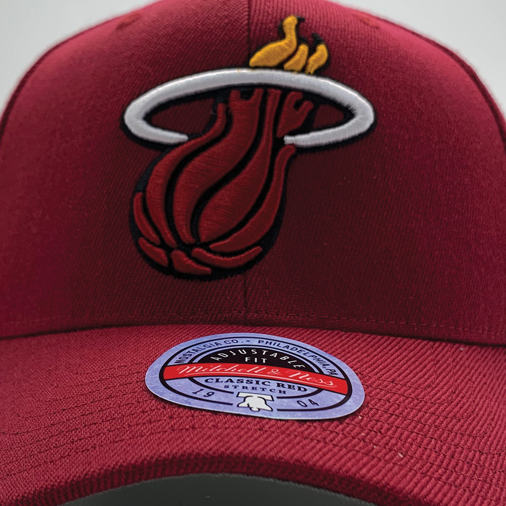 Mitchell & Ness - Mitchell & Ness Pro Crown Miami Heat Team Ground 2.0 NBA Cardinal Red OSFM MNMH3257