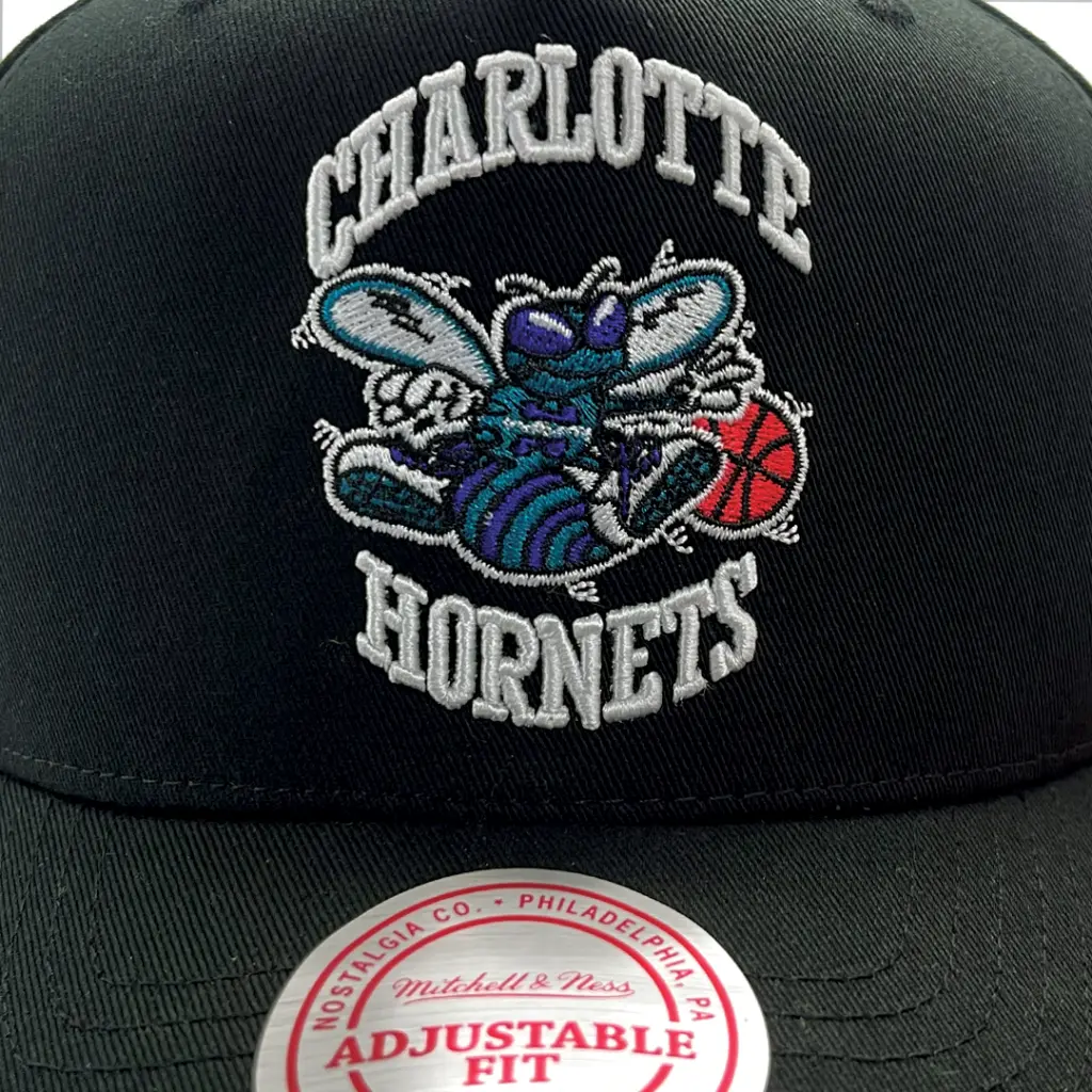 Mitchell & Ness - Mitchell & Ness Charlotte Hornets NBA Classic Red Team Colour Logo Snapback Black OSFM MNCH2114
