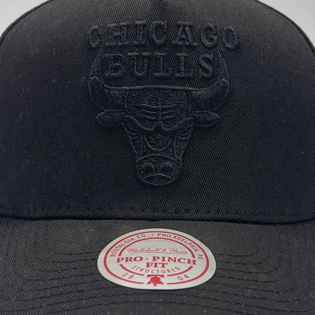 Mitchell & Ness Chicago Bulls Pro Crown Pinch Core Black OSFM_4850