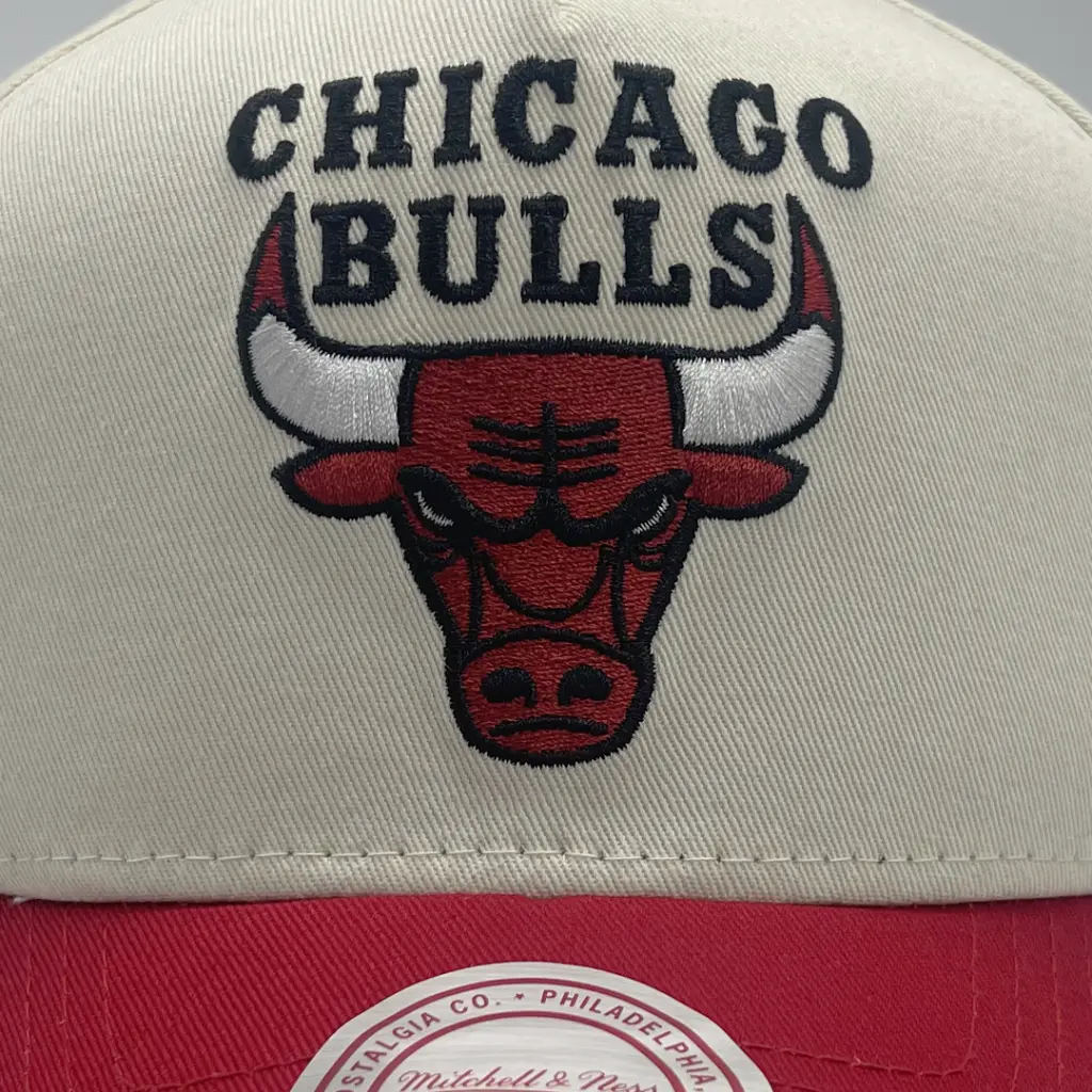 Mitchell & Ness - Mitchell & Ness Chicago Bulls Pro Crown Pinch Team Colour White Cream/Red OSFM