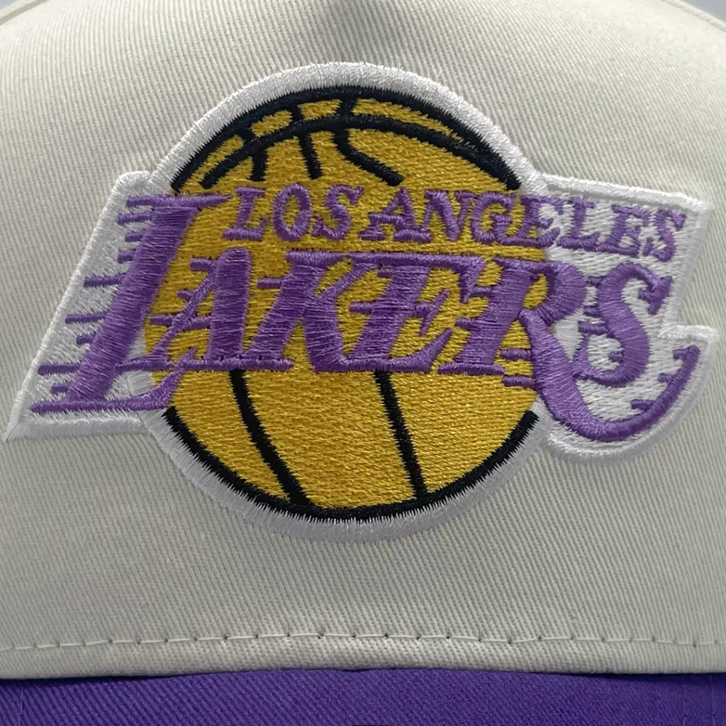 Mitchell & Ness - Mitchell & Ness Los Angeles Lakers Pro Crown Pinch Team Colour White Cream/Purple OSFM